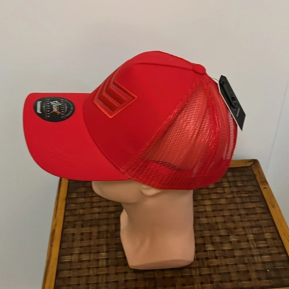 Men’s red hat 🧢